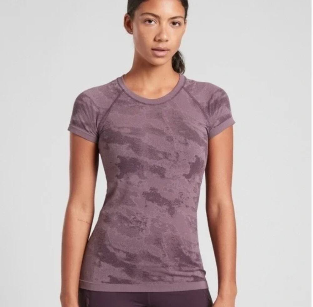 Athleta Momentum Seamless Camo Tee Womens XS Purple Fitted Workout Top Gym Gorp